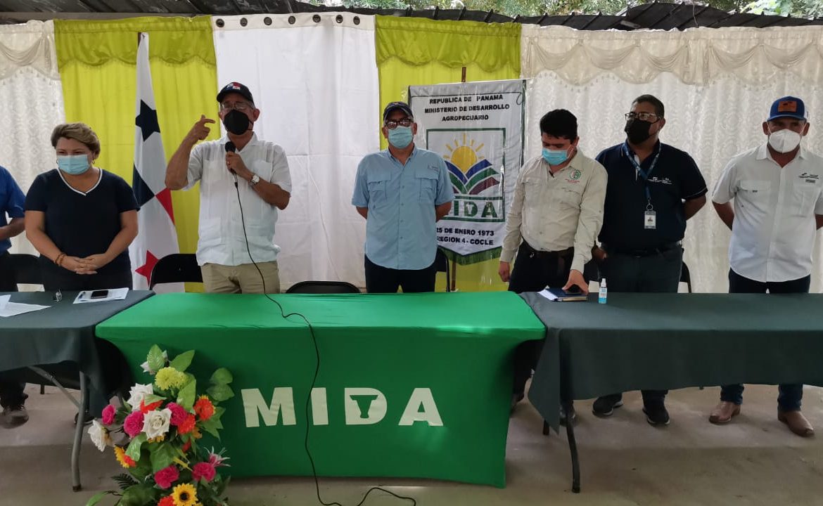MIDA firma convenio con productores de cebolla de Coclé