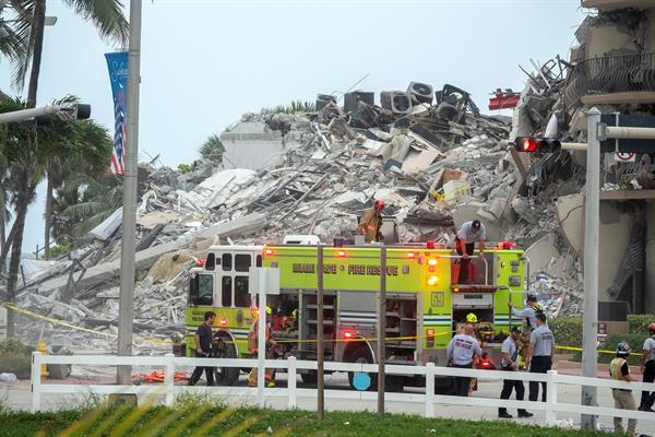 Hay 51 desaparecidos tras el derrumbe en Miami Beach, según un canal de TV