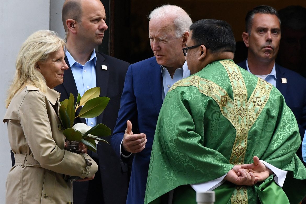 Biden visita una iglesia un día después de que los obispos le desafiaran