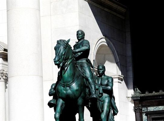 Retirarán polémica estatua de Theodore Roosevelt de un museo de Nueva York