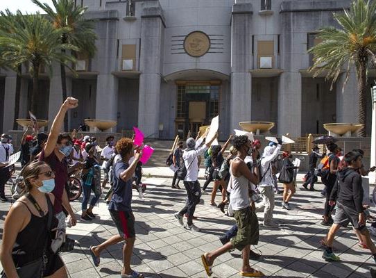 Ciudadanos y policías marchan en Miami para detener la violencia armada