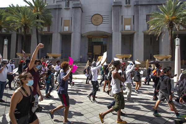Ciudadanos y policías marchan en Miami para detener la violencia armada