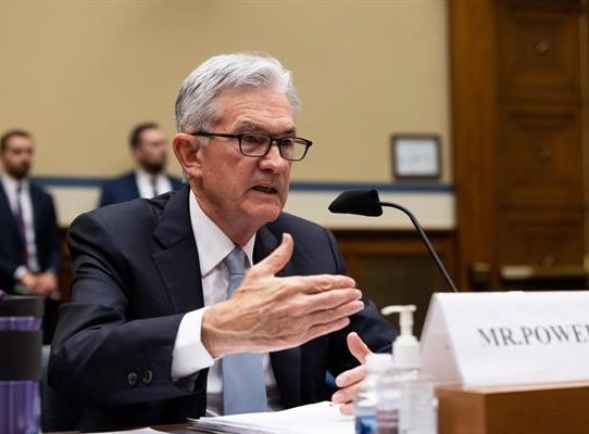 Powell espera mayor creación de empleo y menor inflación de aquí a fin año