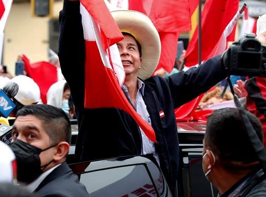 Jefe de Fuerzas Armadas renuncia a tres de días de cambio de gobierno en Perú