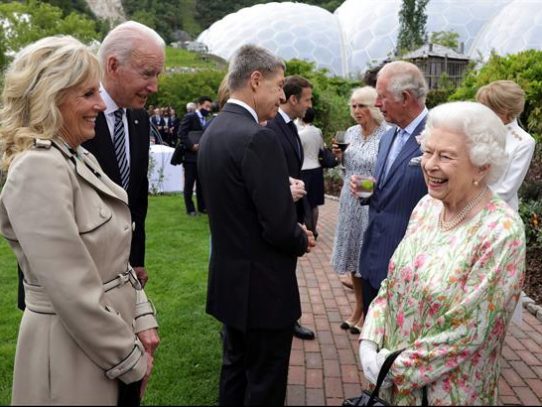 Biden invita a la Casa Blanca a la reina Isabel: "Me ha recordado a mi madre"