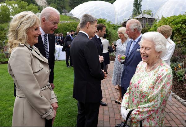 Biden invita a la Casa Blanca a la reina Isabel: "Me ha recordado a mi madre"