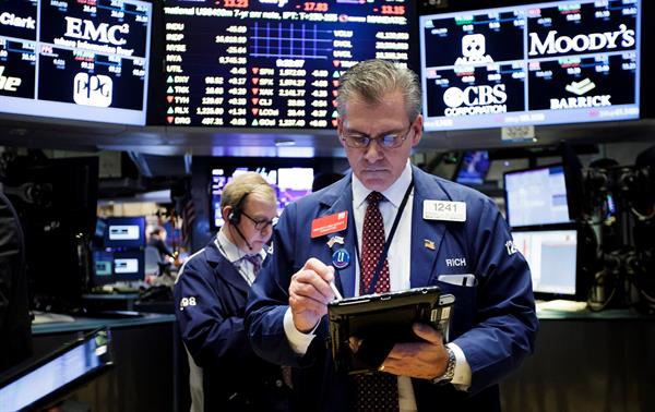 El Dow Jones bajó un 0,25 %, pero el S&P 500 y el Nasdaq cerraron con nuevos récords