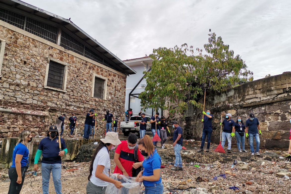 Más de 100 personas participan en limpieza de playas en el Casco Antiguo