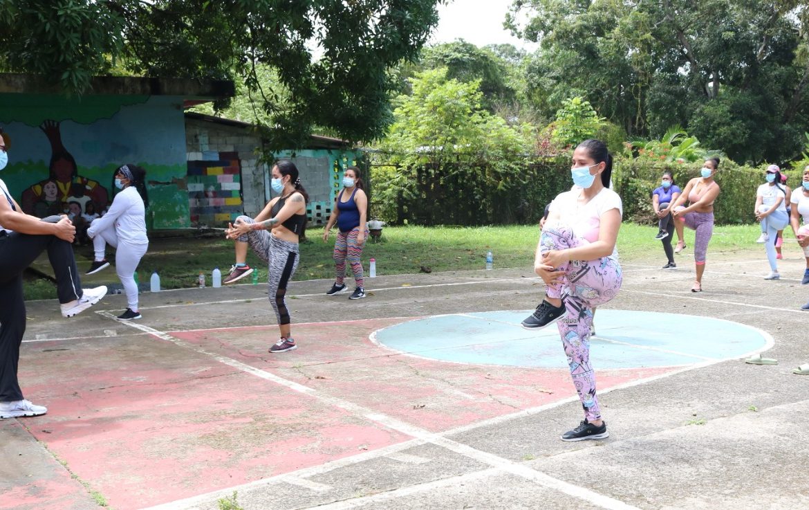 Mingob y Pandeportes organizan clases de aeróbicos en cárcel de mujeres