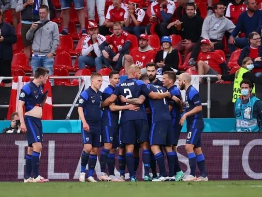 Finlandia debuta en Eurocopa con victoria sobre Dinamarca tras susto de Eriksen
