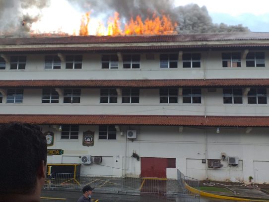 Se incendia edificio de la academia del SPI