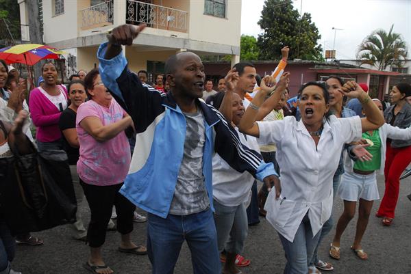 El presidente cubano convoca a sus partidarios a combatir protestas callejeras