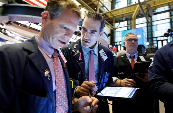 Wall Street cerró en rojo y el Dow Jones bajó 0,24 %, pendiente de las tecnológicas