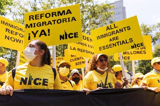 Trabajadores esenciales inmigrantes exigen una vía a la ciudadanía de EE.UU.