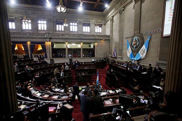 ONG exigen al Congreso de Guatemala juramentar a magistrada del Constitucional