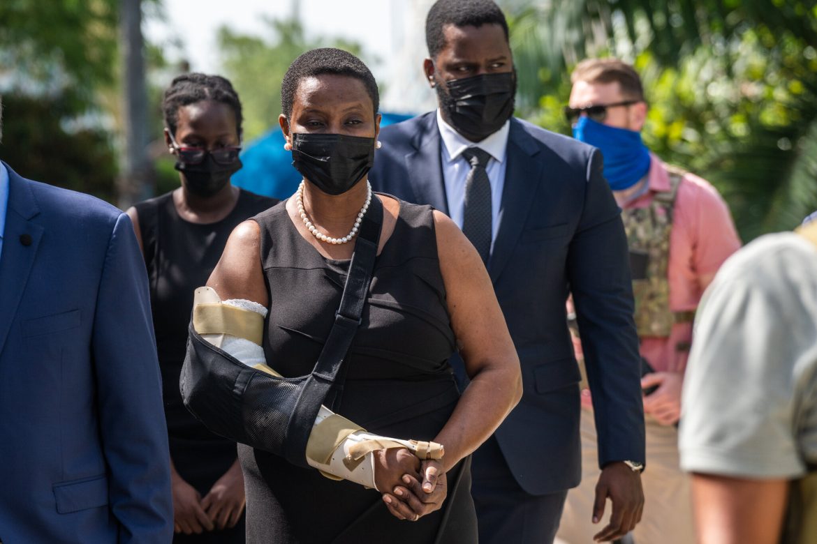 Haití, de duelo, consuela a Martine Moïse, viuda del presidente asesinado