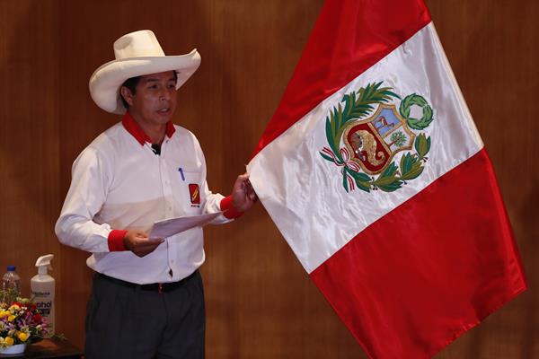 Castillo y presidente saliente dan pie a transición en Perú