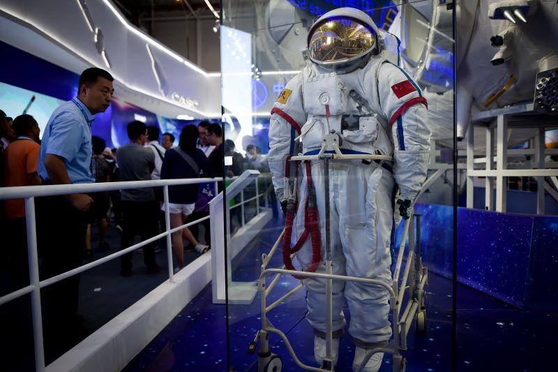 Primera caminata espacial de astronautas de estación china