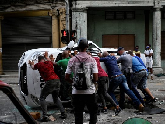 El gobierno cubano enfrenta protestas de descontento popular sin precedentes