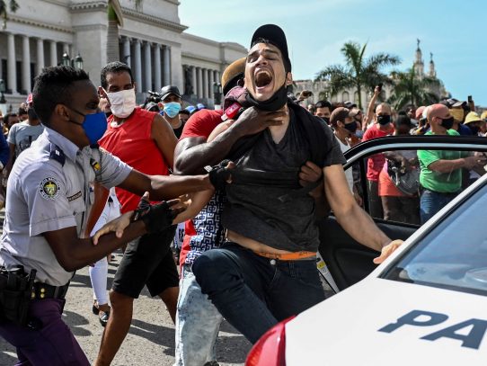Crisis, pandemia e internet, los detonantes de las protestas en Cuba