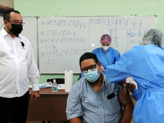 Inicia vacunación contra el Covid-19 en Chitré