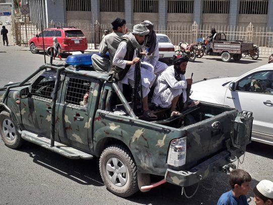 Los talibanes amnistían a los soldados afganos en Herat