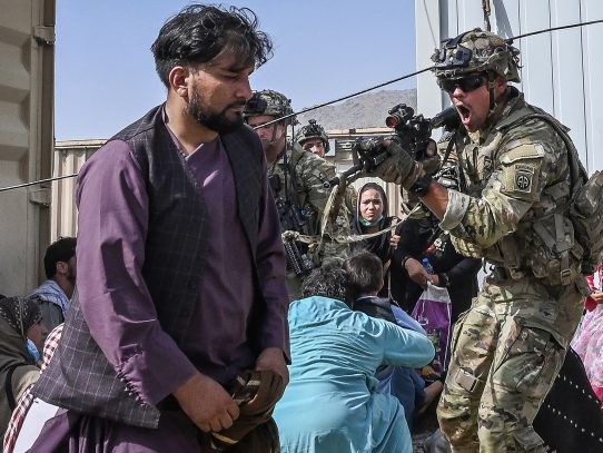 Soldados de EE.UU. matan a 2 hombres armados en aeropuerto de Kabul y suspenden vuelos