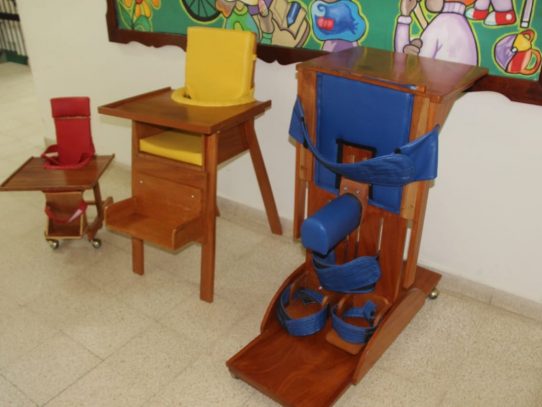 Mobiliario diseñado para estudiantes con parálisis evita acentuar sus lesiones