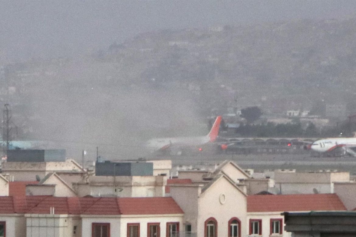 Un doble atentado junto al aeropuerto de Kabul deja al menos 15 muertos