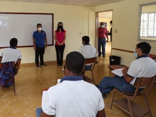 Equipo interdisciplinario realizó gira a escuela vocacional de Chapala