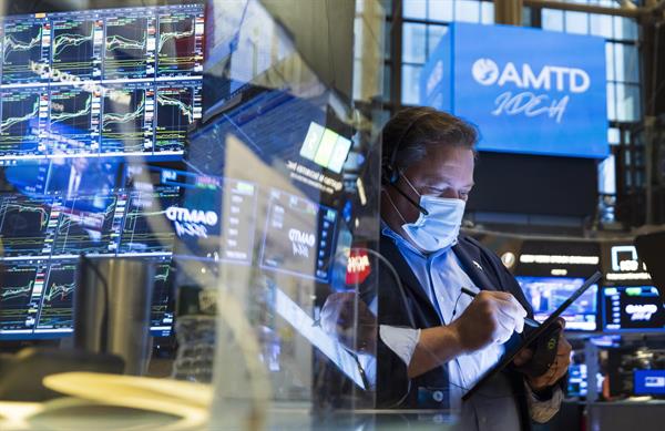 Wall Street abre a la baja, lastrada por ómicron