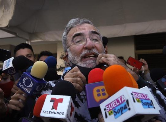 Vicente Fernández responde bien al tratamiento tras caída, dijo su hijo
