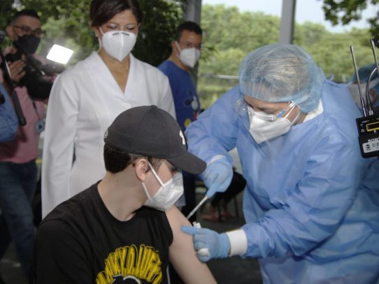 Hospitales privados inician vacunación contra la COVID-19