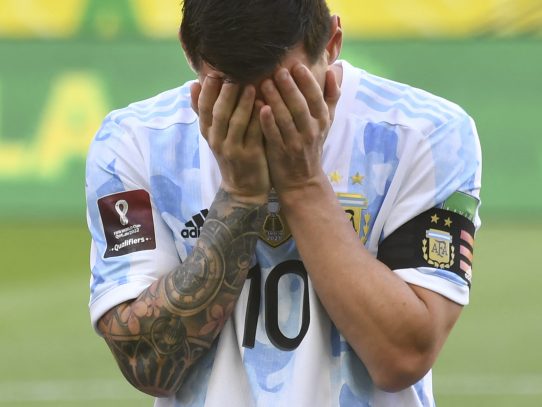 Brasil-Argentina, el clásico del fútbol, suspendido por un show fuera del campo