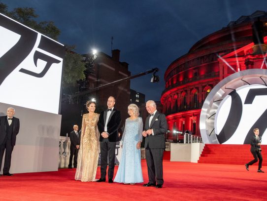 Poniendo fin a la espera, James Bond llega a la gran pantalla para salvar al cine