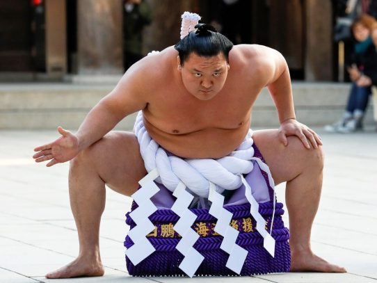 Hakuho, el más grande campeón de la historia del sumo, se retira