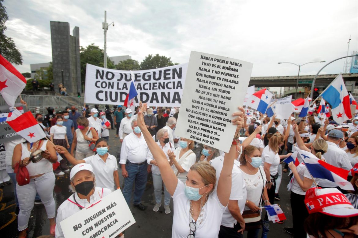 Centenares de personas vuelven a protestar en Panamá por la reforma electoral