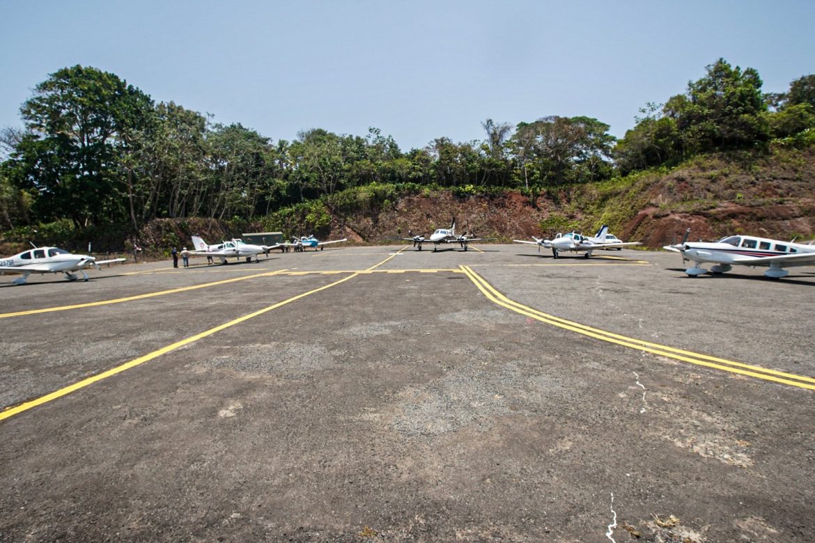 Aeronave se sale de la pista de aterrizaje y se incendia en la Isla Pedro González