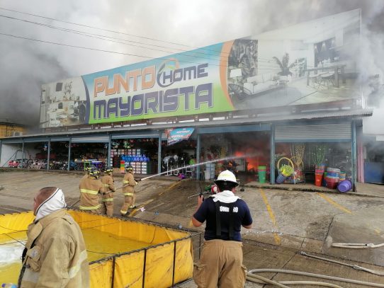 Se reporta incendio en almacén Punto Mayorista en Santiago