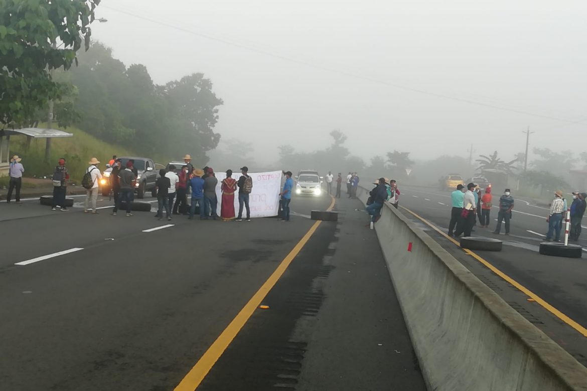 Campesinos e indígenas cierran los 4 paños de la vía interamericana en Veraguas