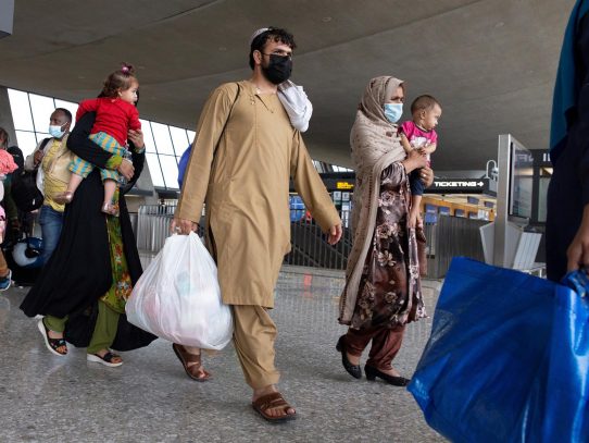 EE.UU. estudia qué hacer con los afganos que se colaron en sus vuelos de evacuación