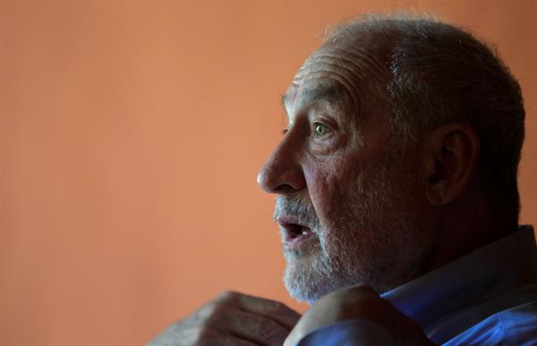 Joseph Stiglitz: Hay que evitar el "apartheid" con las vacunas