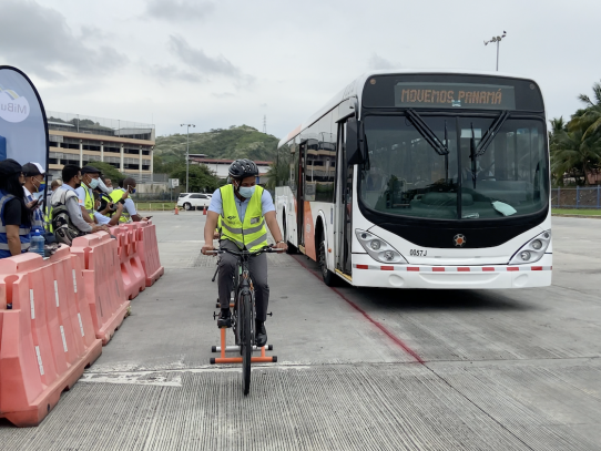 Conciencian a operadores de MiBus sobre la convivencia con los ciclistas en las vías