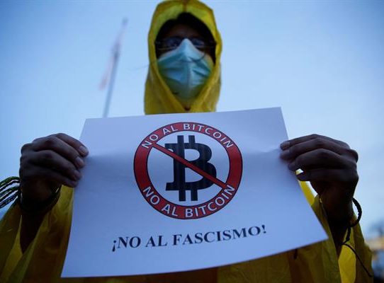 Protestan en El Salvador contra el bitcóin y el "autoritarismo"