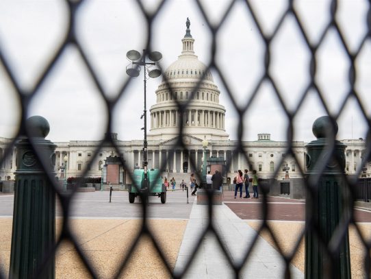Una valla negra vuelve a rodear al Capitolio de EE.UU. ante una protesta del sábado