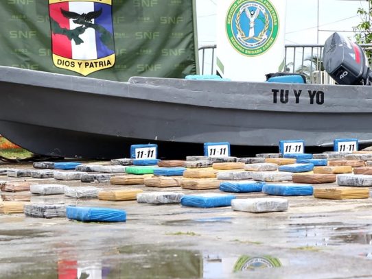 Senafront decomisa 200 paquetes de presunta cocaína ocultos en una embarcación