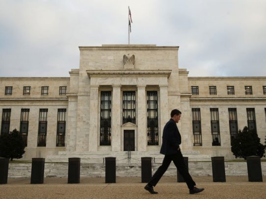 Fed mantiene tasas, reduce previsión de crecimiento y sube la de inflación