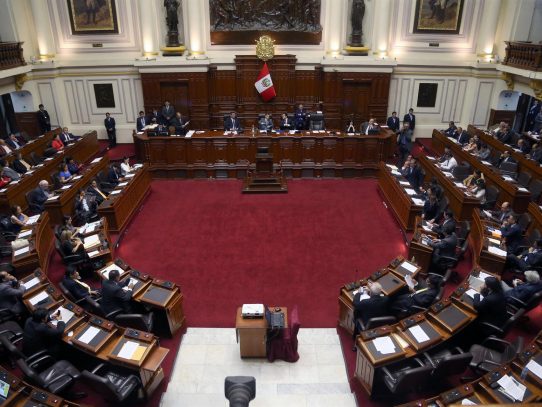 Advierten que el Congreso intenta facilitar la destitución presidencial en Perú