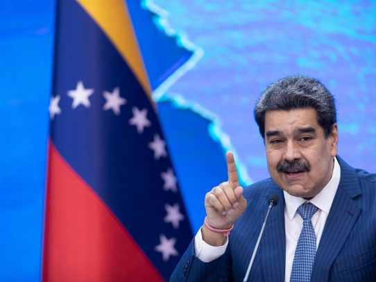 Maduro promete a la FIFA la construcción de un estadio de fútbol en Caracas