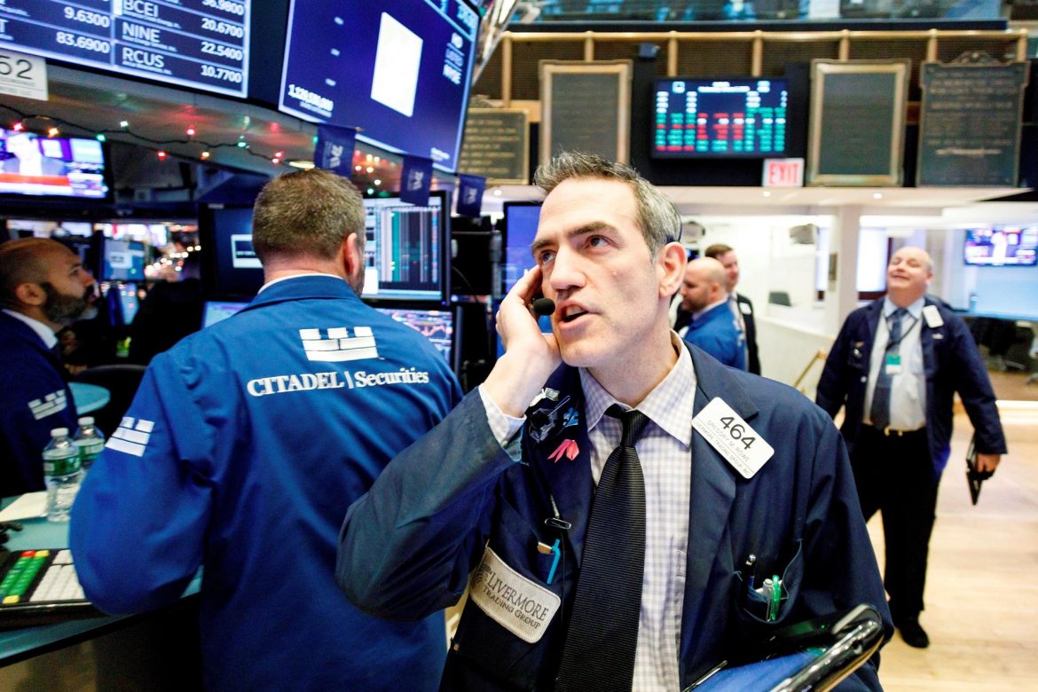 Wall Street cerró en rojo y el Dow Jones bajó 0,94 % lastrado por tecnología